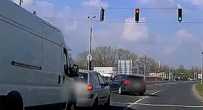 Videón az ámokfutó, aki 165-tel menekült a rendőrök elől Győrben