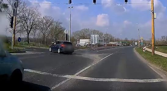 Szabálysértés miatt akarták megállítani a győri autóst, bűncselekmény lett a vége – videó