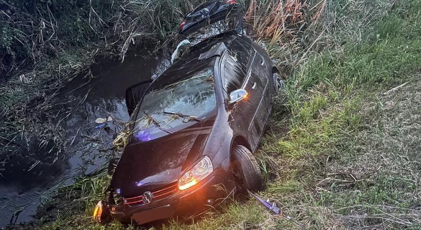 Árokba borult és szörnyethalt a sofőr a brutális balesetben
