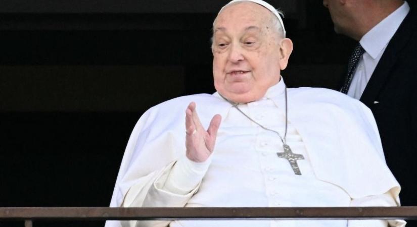 Nyilvánosságra hozták a fényképeket a felravatalozott Ferenc pápáról