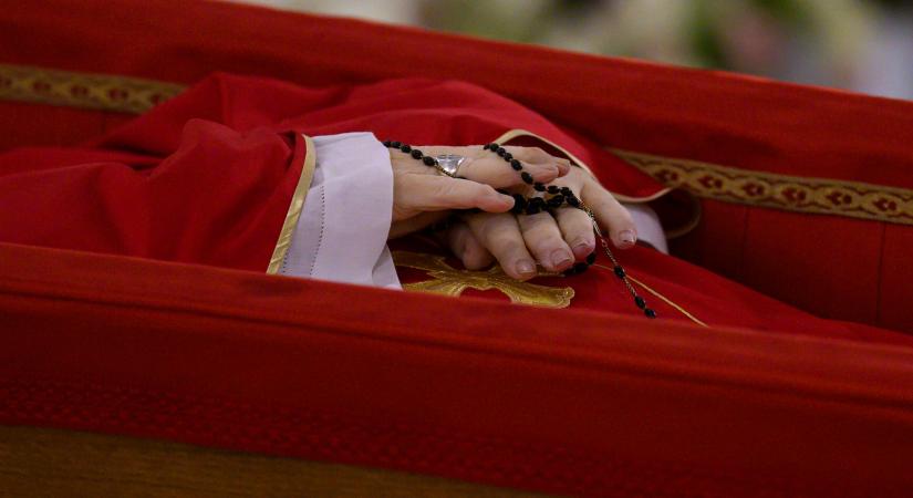 A Vatikán közzétette a nyitott koporsóban fekvő Ferenc pápa fotóit
