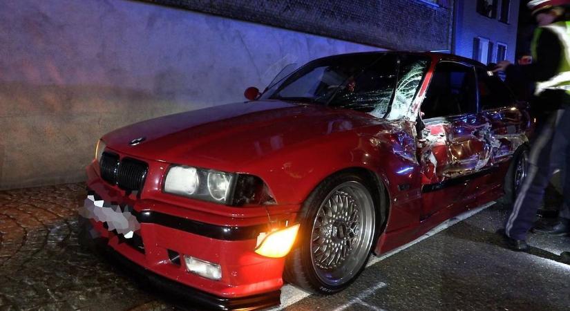 Rommá tört a BMW az illegális gyorsuláson – fotó