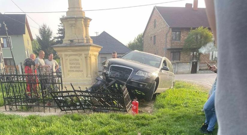 Szoborkerítésnek csapódott egy autó Rábapatonán
