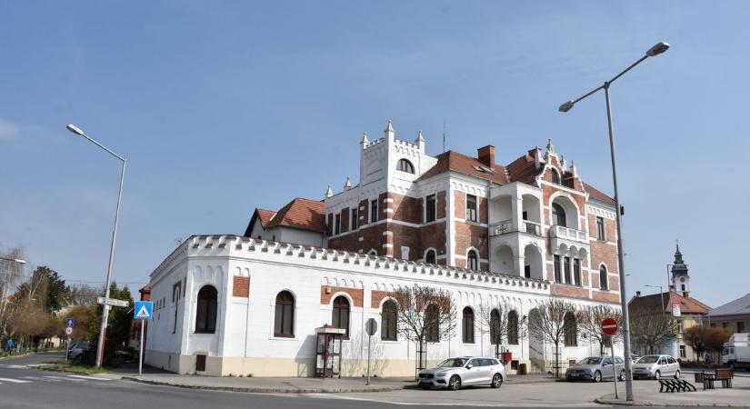 Magyaróvári postapalota Hőnel Béla építész bérházában