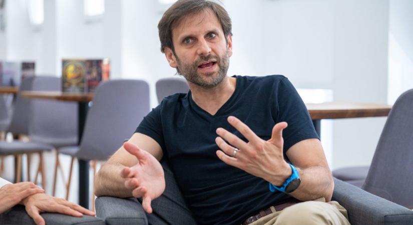 Simon Kornél: Miért gondolja az ország vezetése, hogy a művészeit koldussorban kell tartani?