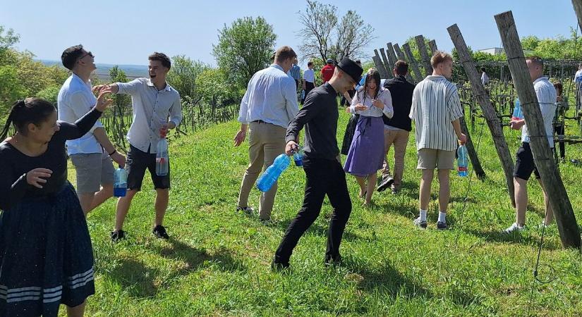 A bartinás lányok idén sem úszták meg szárazon a locsolást (videó és képgaléria)