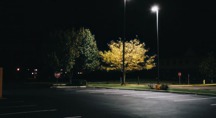 Amikor közeledett a három férfihoz, még nem tudta, mit kell átvennie tőlük a sötét ceglédi parkolóban