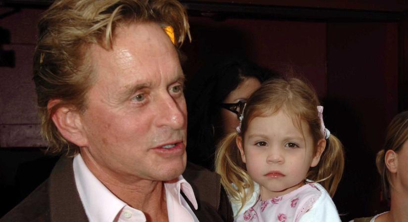 Álomszép volt kicsinek Michael Douglas egyetlen lánya. Most lett felnőtt és elképesztő milyenné vált Carys, aki imádja idős édesapját (fotó)