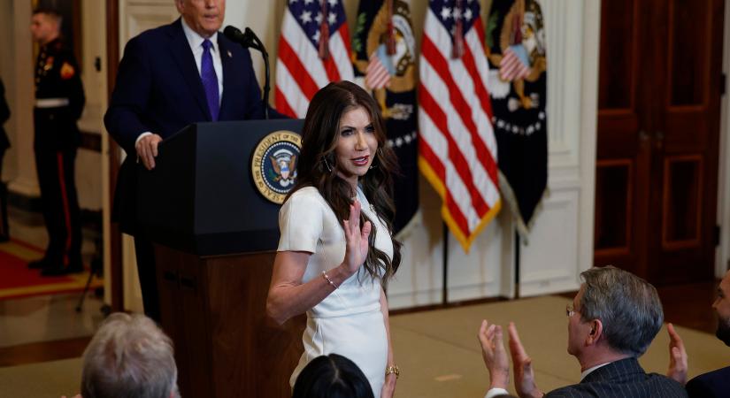 Nem kicsit ironikus, mi történt Trump szigorúan őrzött belbiztonsági miniszterével, miközben vacsorázott