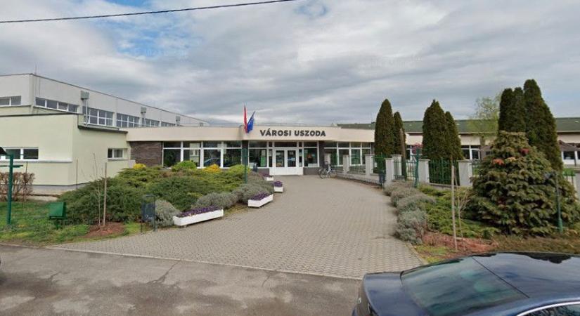 Zuhanyzós öltözőkkel bővül a szikszói uszoda