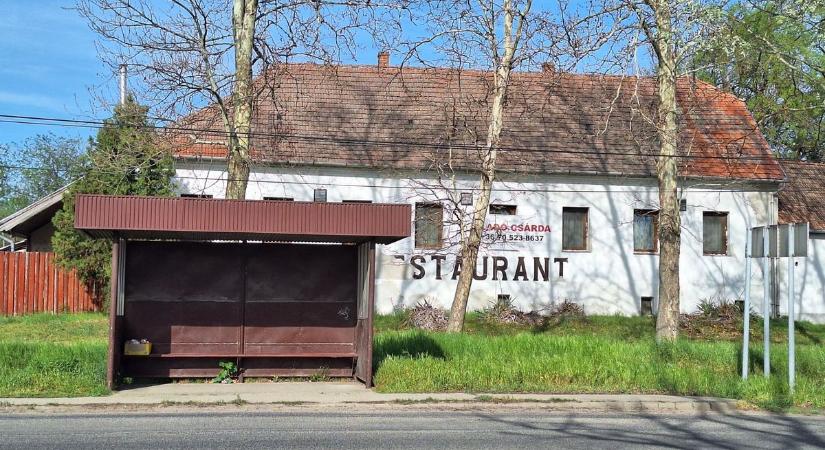Több mint száz évig működött, most eladják a legendás csárda épületét – galériával, videóval