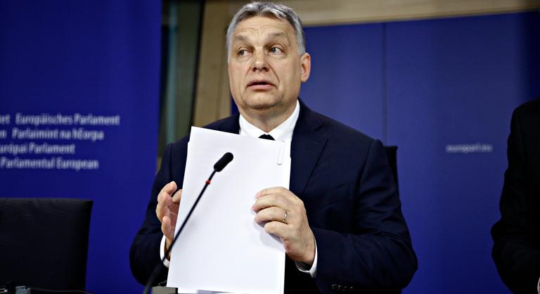 A Bloomberg szerint Orbán Viktort meg kellene fosztani a jogaitól, és erre lennének is eszközök