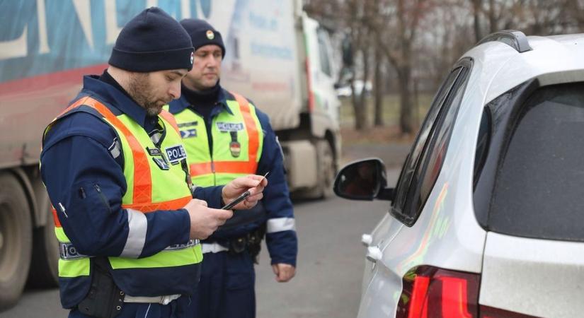 Még volán mögé se ülhetett volna az a sofőr, akit több mint száz kilométerre az otthonától Tószegen kaptak el