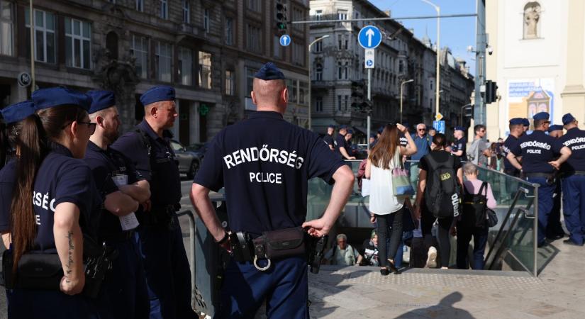 Kezdetét vette Hadházy Ákos betiltott demonstrációja a Ferenciek terén - egyelőre több a rendőr mint a tüntető