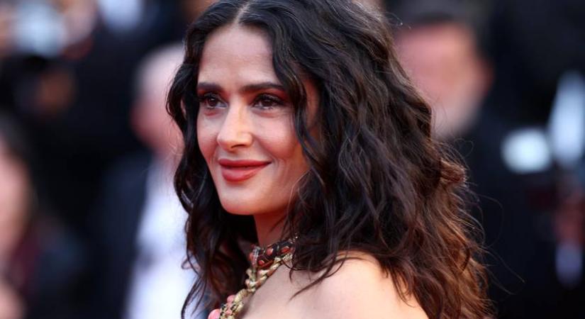 Az 58 éves Salma Hayek bikinis fotóitól megáll az ész: testénél rajzolni se lehetne szebbet