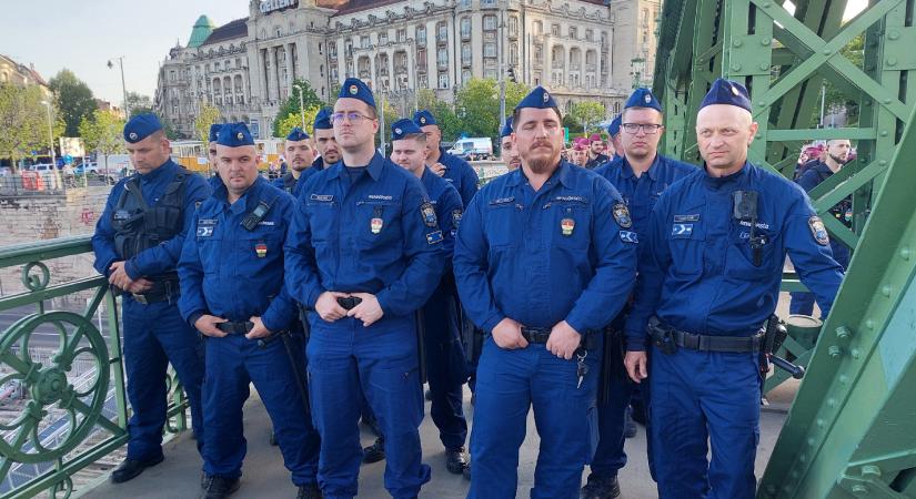 Jász-Nagykun-Szolnok megyei rendőrök állják el az utat a Szabadság hídon