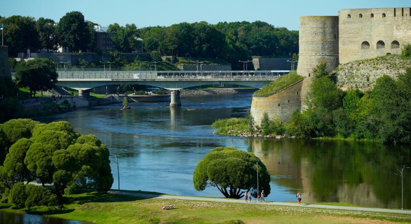 Oroszország lassan közeledik Észtország felé a Narva folyón keresztül
