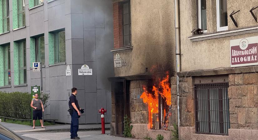 Lángokban állt egy lakás Józsefvárosban (Képek, videók!)