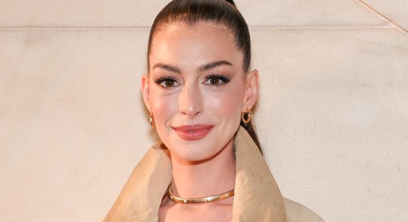 Anne Hathaway szakadt nadrágban jelent meg: mindenki az öltözékéről beszélt