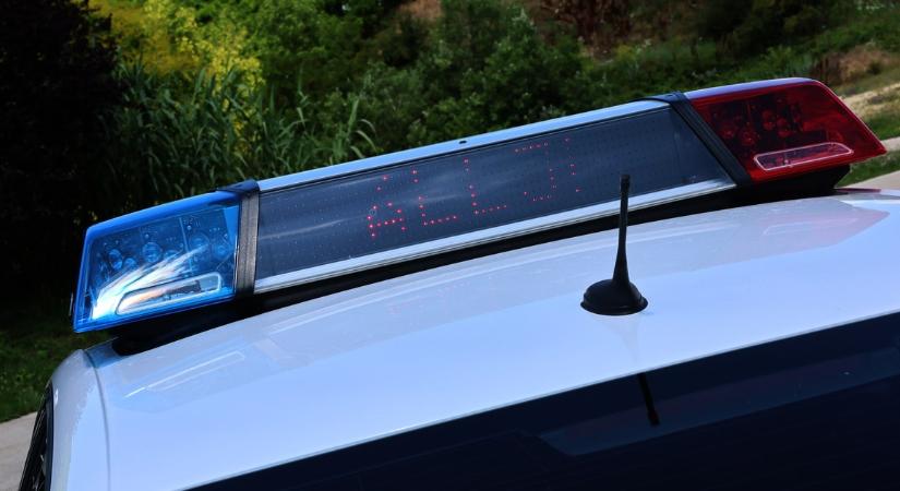 Szétszerelt fészerrel brutálisan megpakolt Renault hajtott fel az autópályára – fotón a horrorkaraván