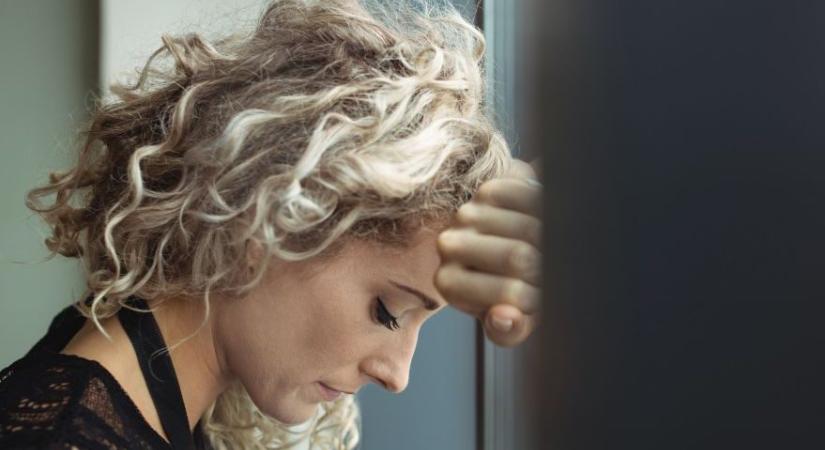Úgy érzed, mintha egy idegen nézne vissza rád a tükörből? Nem vagy egyedül – az életközepi válságól