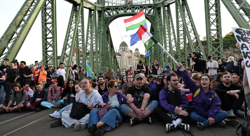 A Szabadság híd lezárásával tüntettek a gyülekezési törvény módosítása ellen