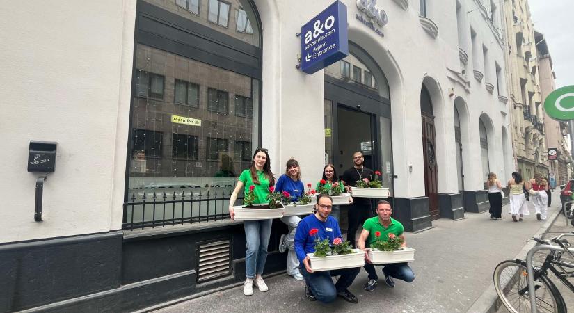 Közösségi virágültetéssel ünnepelte a Föld Napján a budapesti a&o Hostel