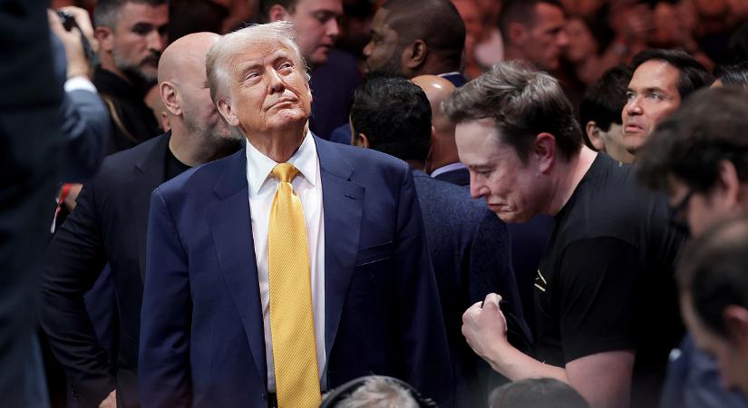 Musk hátrébb lép Trump mellől, az óriási bajba került Teslát mentené