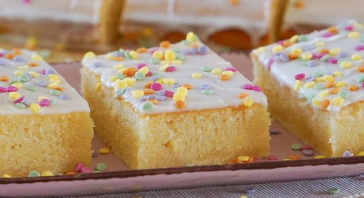 Egyszerű vaníliás torta: omlós, tejfölös piskóta az alapja