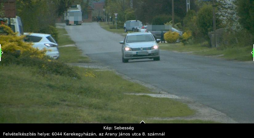 Lakóházak között 99 km/órával, ekkora bírságot kapott!