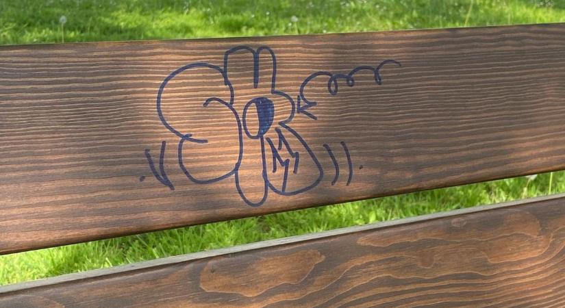 Felháborító! Dedós, obszcén rajzok tarkítják a parkot