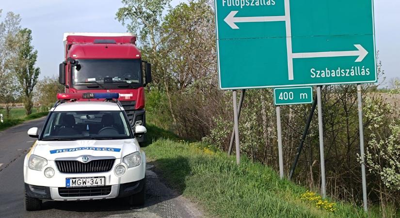 Lesodorta az útról a kamionos az autót, megsérült a sofőr – galériával, videóval