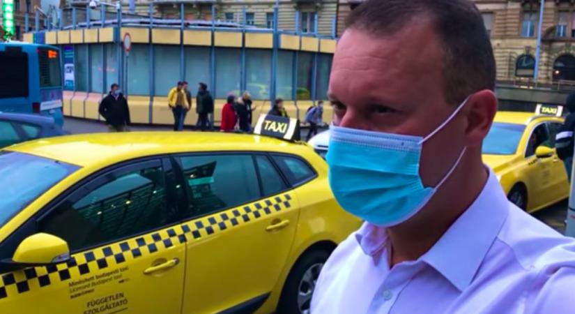 VIDEÓ: "Diszkrét csókolódzás lehetséges" - Alekosz taxisnak állt!