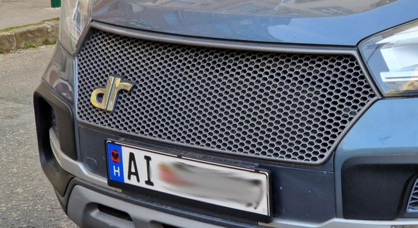 Ritkán látható autó, érdekes rendszámmal parkolt egy budapesti zsinagóga előtt