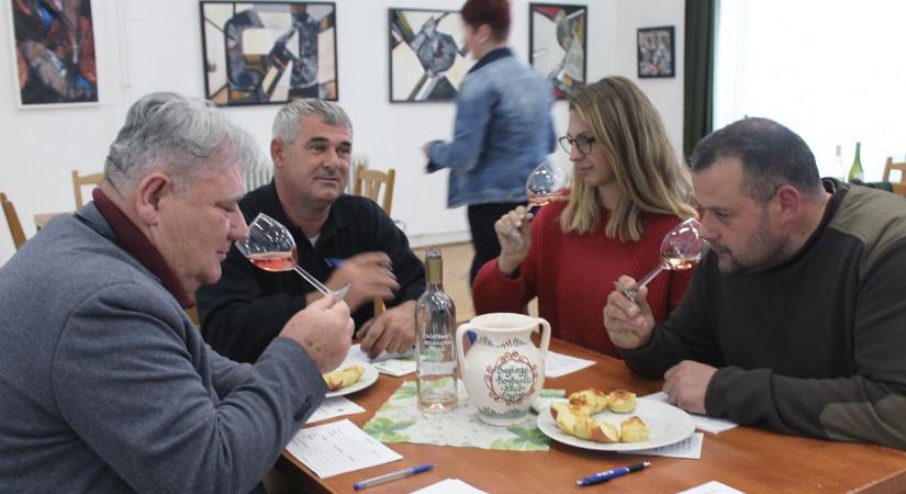 Városi és térségi kézműves borverseny Enyingen
