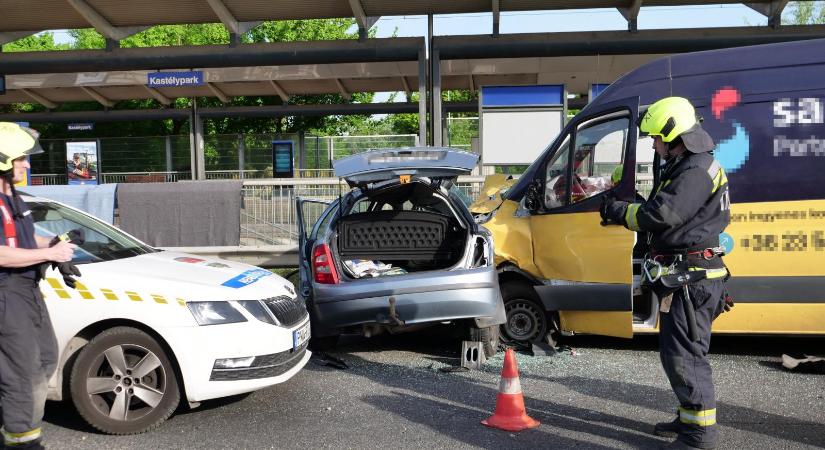 A helyszínen meghalt egy nő, aki autójával frontálisan ütközött egy kisbusszal Budafoknál