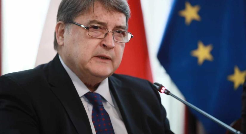Buktatnák a külügyminisztert