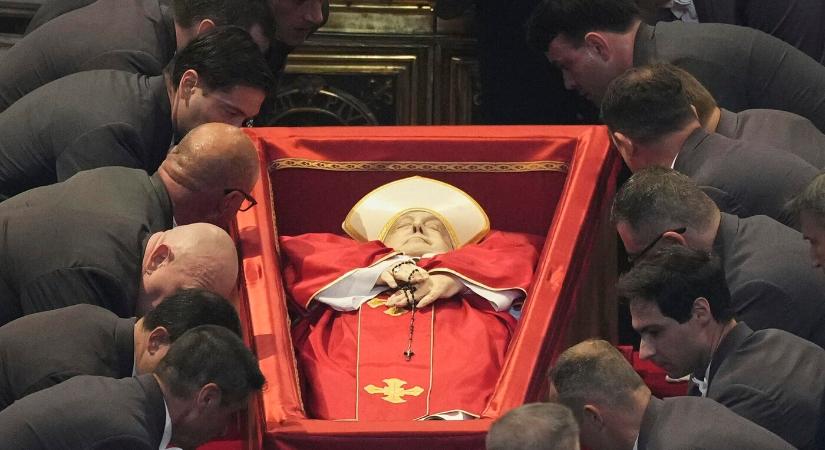 VIDEÓ: Átvitték Ferenc pápa nyitott koporsóját a Szent Péter-bazilikába