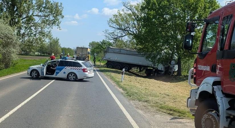 Durva baleset! Kamion az árokban Tiszavasvárinál