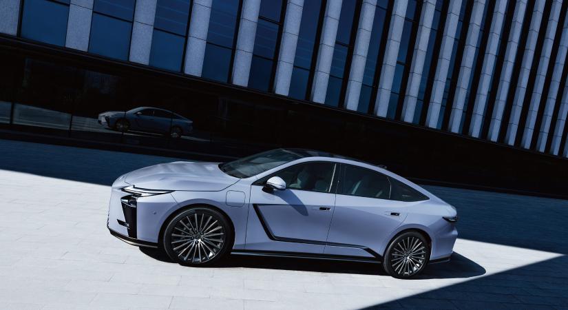 Itt az új Lexus ES! Villanyosként és hibridként is kapható lesz!