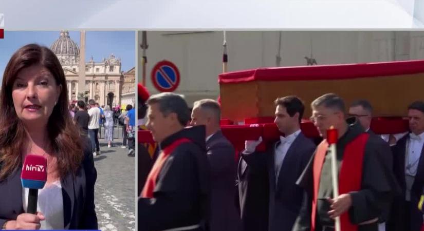 Nyitott koporsóban vitték át Ferenc pápa testét a Szent Péter-bazilikába  videó