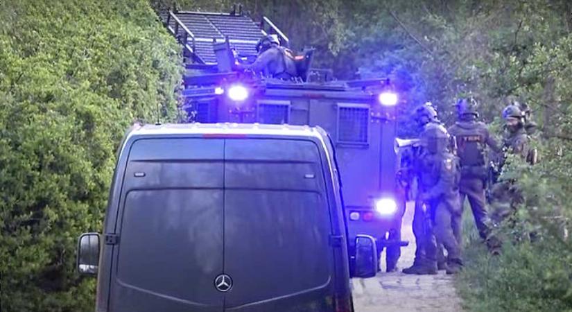 Meghalt a törökbálinti férfi, aki a TEK-es akció közben lőtte magát fejbe: fegyvereket és rengeteg kábítószert találtak a házban – videó az akcióról