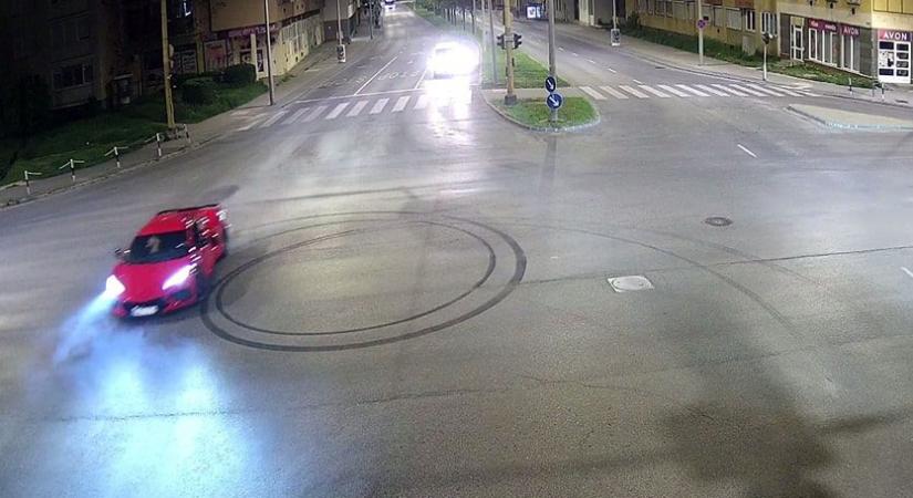Megint lakott területen driftelt egy piros sportautó Székesfehérváron