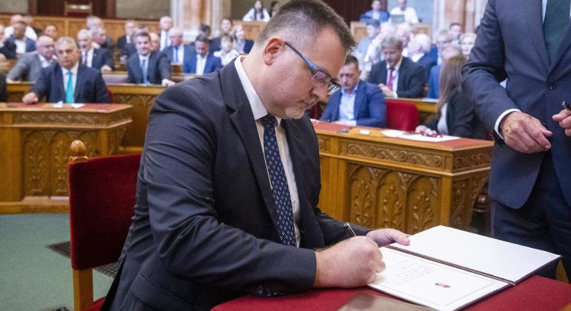 MNB-alapítványok: gyilkolásra használt kenyérszeletelők
