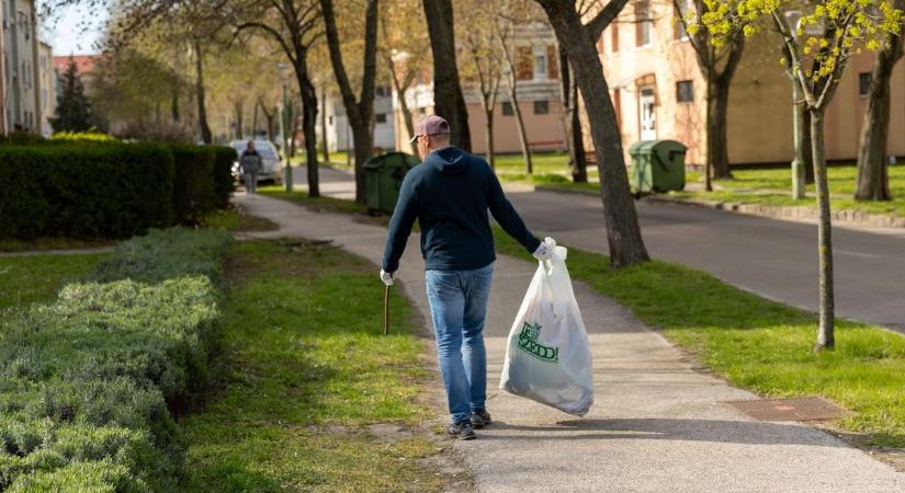 Több mint 30 zsák szemetet gyűjtöttek az Oroszlányiak