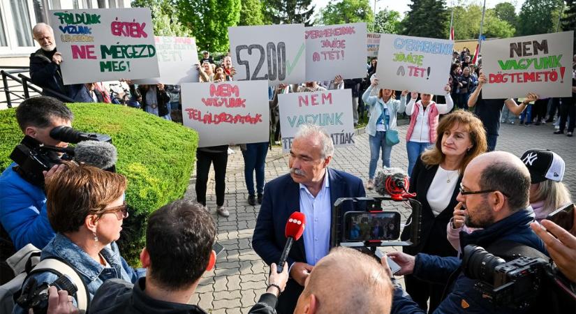 „Porból lettünk, porrá leszünk” – közölte az agrárminiszter, aki a fújoló tömegen átvágva távozott Bábolnáról
