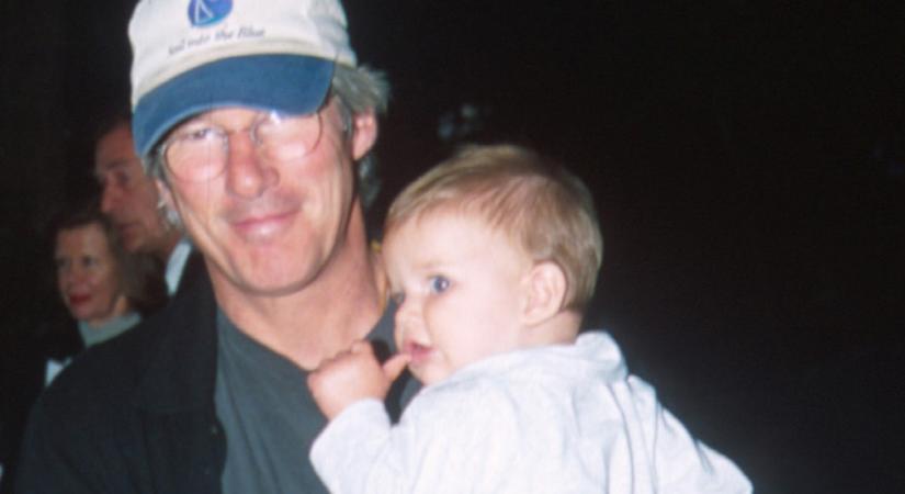 Tiszta apja? Richard Gere gyönyörű kisfia felnőtt és elképesztő most a kinézete imádott apja oldalán