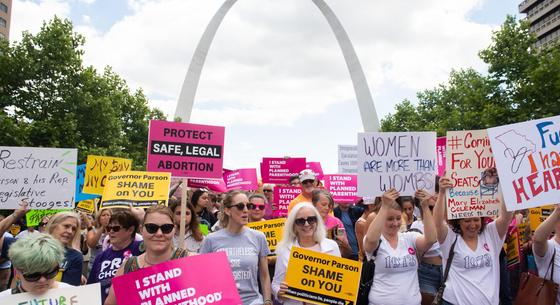 Közel 1,2 millióan írták alá az abortuszt támogató európai uniós polgári kezdeményezést