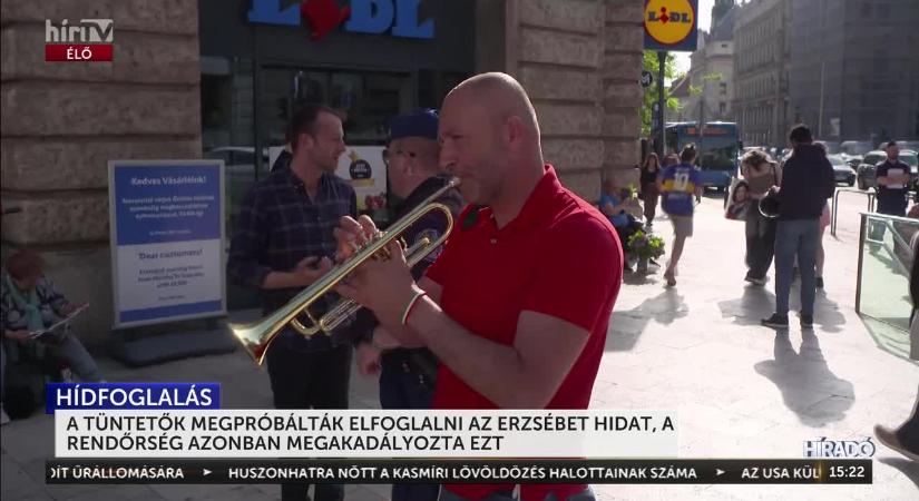 Ismét sértegették és személyeskedtek a riporterekkel a tüntetők, akik megpróbálták elzárni az Erzsébet hídra vezető utat  videó