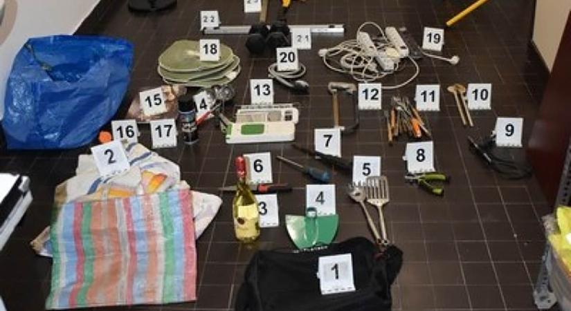 Lopással gyanúsítják azt a párost, akik egy lakatlan házat rámoltak ki Füzesgyarmaton